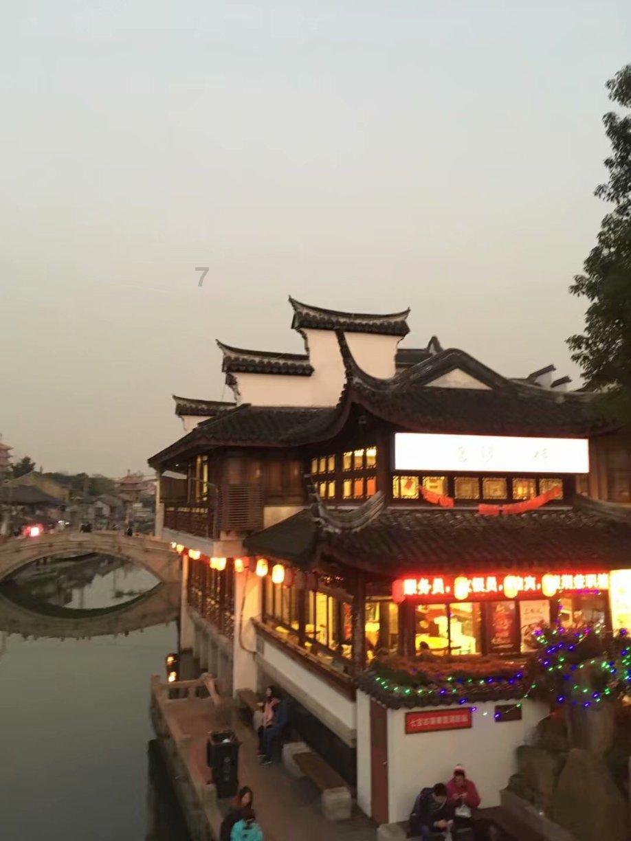 李湘带女儿逛巴黎老佛爷，被李湘富养的王诗龄气质有何不同？游戏画面